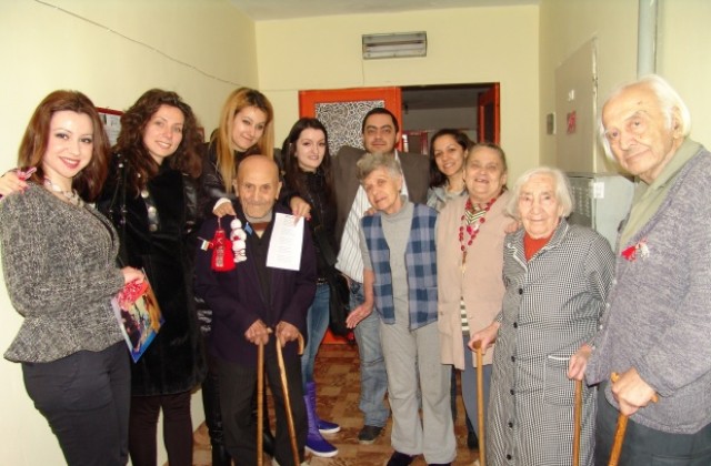 Яворовата чета закичи с мартеници възрастните хора в Старческия дом