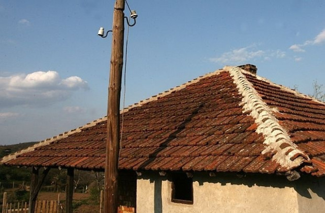 Охранители носят лекарства на баби и дядовци