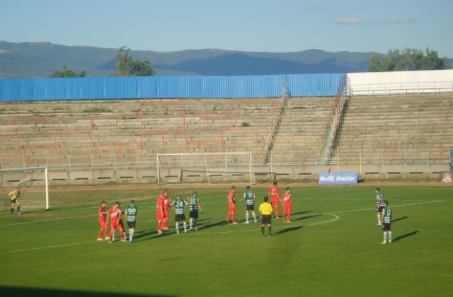 Задържаха двама футболни фена на Марек