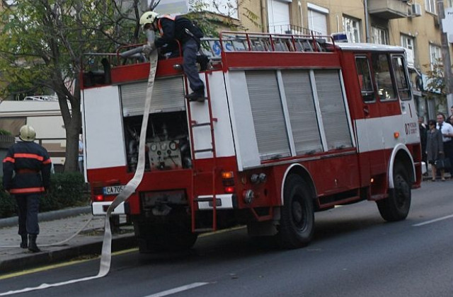 Крадена кола изгоря в столицата, след като се вряза в магазин