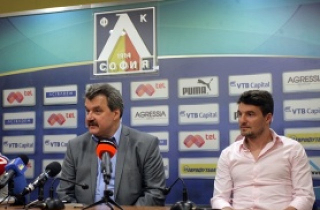 Бижутера пристигна на срещата с Батков