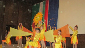 С обич за мама пяха и танцуваха горнооряховски деца