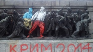 Паметникът Братската могила в цветовете на Украйна и Полша СНИМКИ