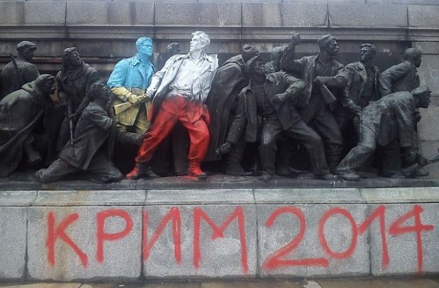 Паметникът „Братската могила в цветовете на Украйна и Полша (СНИМКИ)