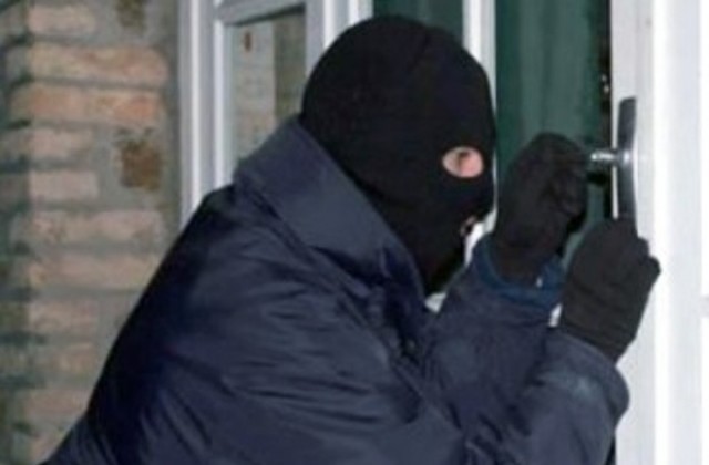 Над 3000 лв изчезнаха от две жилища в Севлиево