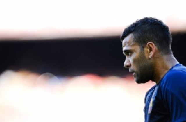 Барселона чака оферти за Алвеш и Сонг