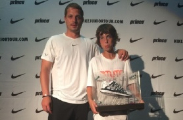 Андреев загуби в 3 сета на турнира във Франция