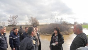 Областният управител направи оглед на залетия път и земеделските земи