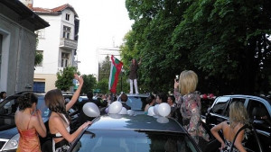 Търсят себални рокли и костюми