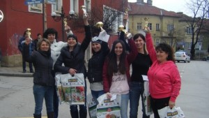 Бойки дами подпалиха гумите на колите си в центъра на