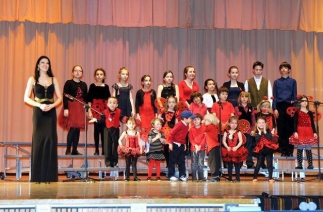 Димитровградчанка дирижира хор на българските деца в Ню Йорк