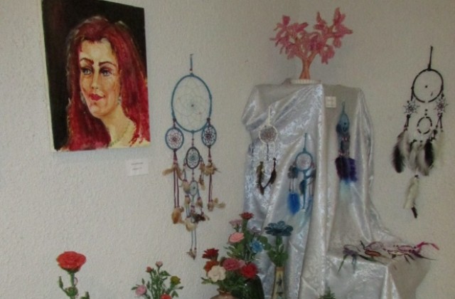 Жени-творци представят живопис, екобижута и капани за сънища