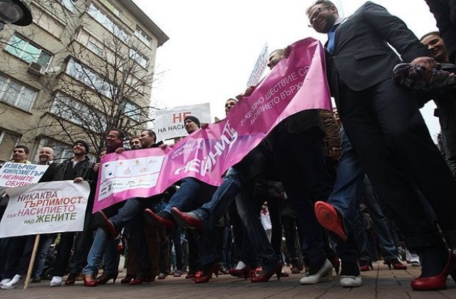 Стотици мъже обуха токчета на шествие срещу насилието над жените (СНИМКИ)