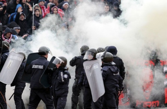 Напрежение на трибуните на мача Левски - ЦСКА, полицията задържа 46 души