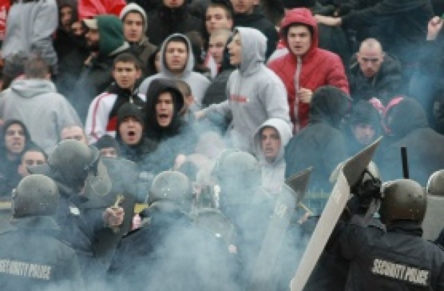 СНИМКИ: Грозна картинка по трибуните на Левски - ЦСКА