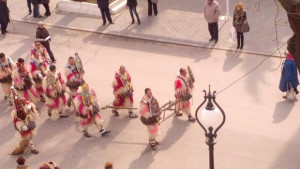 Участниците във Феста на маскарадните игри дефилираха по главната