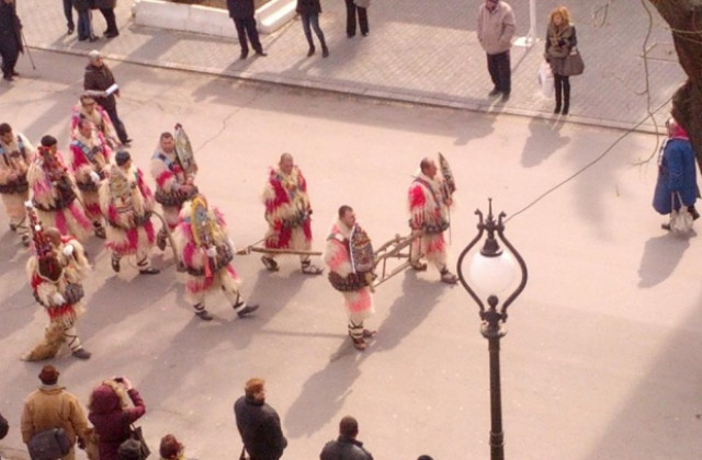 Участниците във Феста на маскарадните игри дефилираха по главната