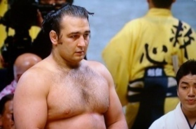 Котоошу тръгна с победа в Осака, Даниел падна от младок