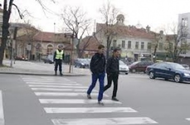 81-годишен дядо е блъснат на пешеходна пътека