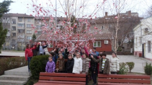 Гигантска мартеница украси фасадата на НУ Христо Ботев