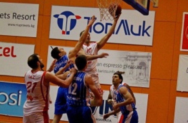 Лукойл взе дербито в първия мач на Везенков