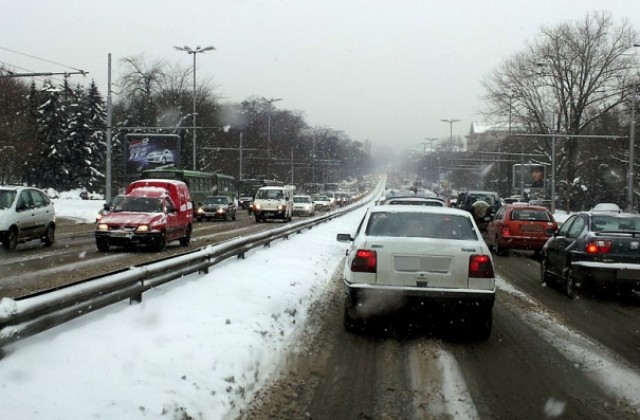 Сняг затрупа столичните улици и обърка движението