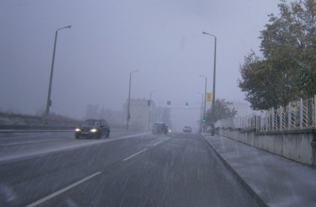 Снегът подминава Варна, от сряда времето се оправя