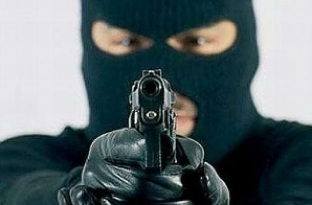 Въоръжен и маскиран младеж ограби магазин