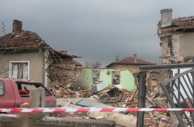По 325 лв помощи за пострадалите от взрива къщи, оперираха сестрата на загиналото момче