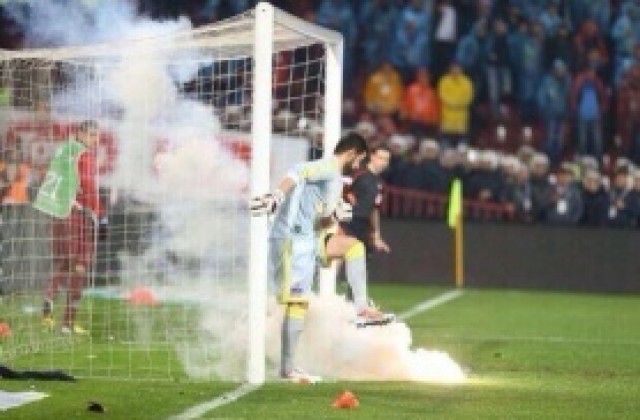 ВИДЕО: Пак екшън в Турция, целиха Фенербахче с факли и камъни