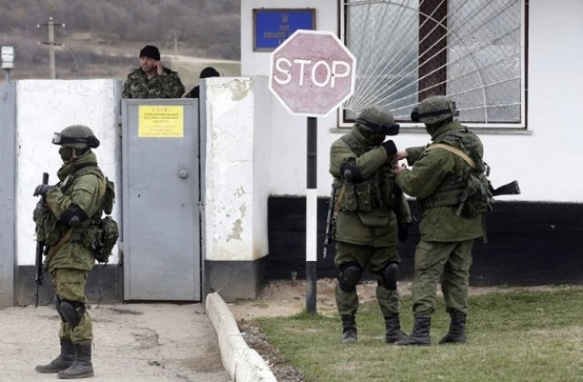 Руски военни обсадиха база в Крим, в Симферопол кацат само руски самолети