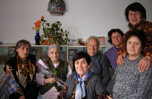 Народната певица Ойка Пенева на 94 години