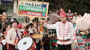 18 групи си тръгнаха с награди от Фестивала на маскарадните