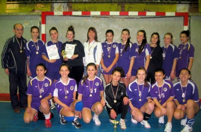 16-годишните хандбалистки на Етър-64 с  Купа България, две момичета в златната седмица