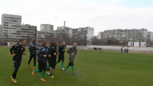 Окоро и Мишо Венков в групата на Морето срещу Литекс