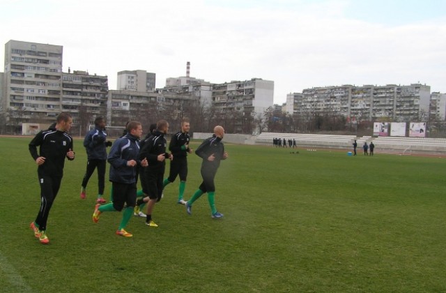 Окоро и Мишо Венков в групата на „Морето” срещу Литекс