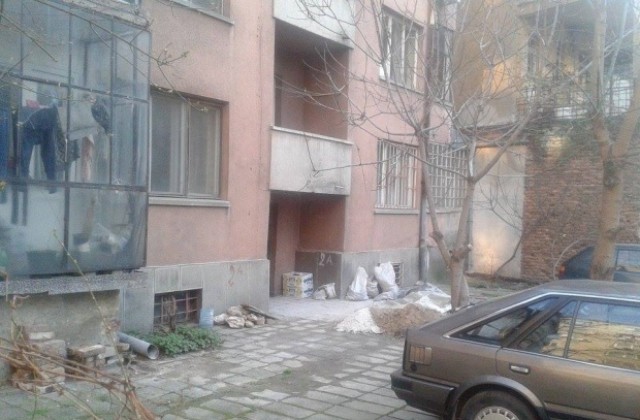 Откриха граната и бутилка с живак в центъра на Пловдив
