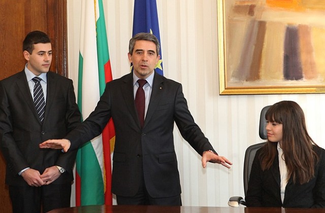 Дванайсетокласничка сяда на президентския стол за ден