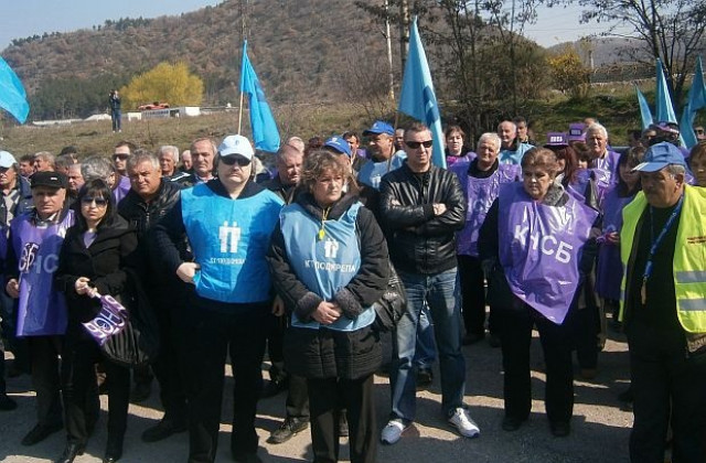 Над 100 служители от Напоителни системи протестираха край Благоевград