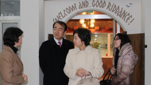 Посланик Такаши Коидзуми получи екземпляр от габровските шеги на японски