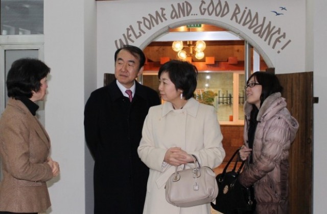 Посланик Такаши Коидзуми получи екземпляр от габровските шеги на японски език