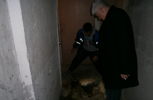 Живеещите в бл. 90 в Дупница се оплакаха на Методи Чимев от наводнените им мазета