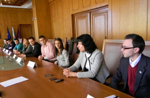 Младежки организации с акция за почистване на Велико Търново