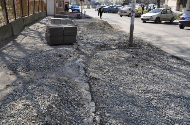 Ремонт за тротоарите в Меден рудник