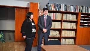 Посланикът на Казахстан дари книги на Регионалната библиотека в Сливен