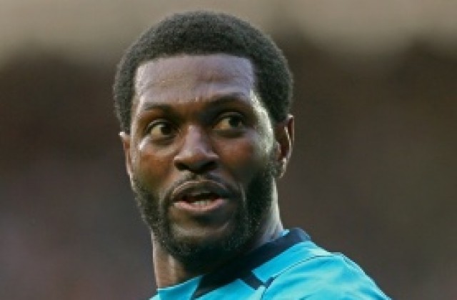 Милан наблюдава Адебайор