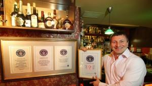 Варненски топбарман ще атакува Гинес с 2014 коктейла