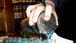 Варненски барман постави нов рекорд на Гинес вече има и