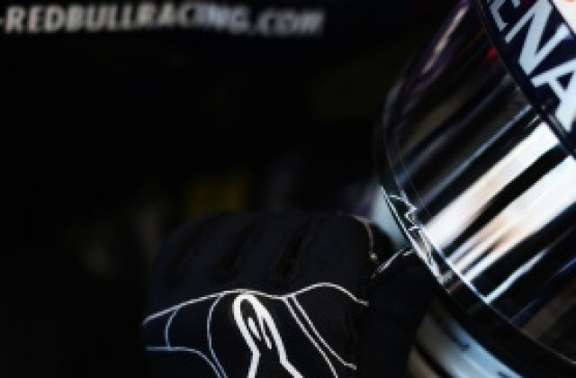 И Фетел почете Шумахер със специална каска