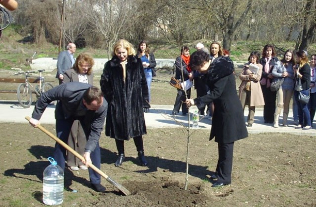 Украинците в Добрич засадиха дърво за 200-годишнината на Тарас Шевченко